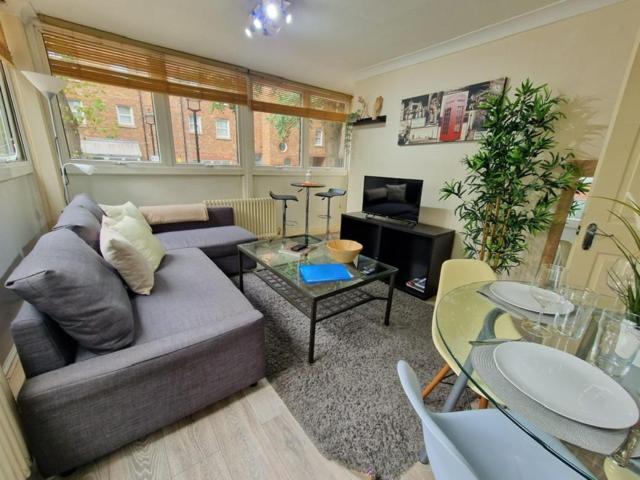 2 Bedrooms Flat In Great Location! لندن المظهر الخارجي الصورة